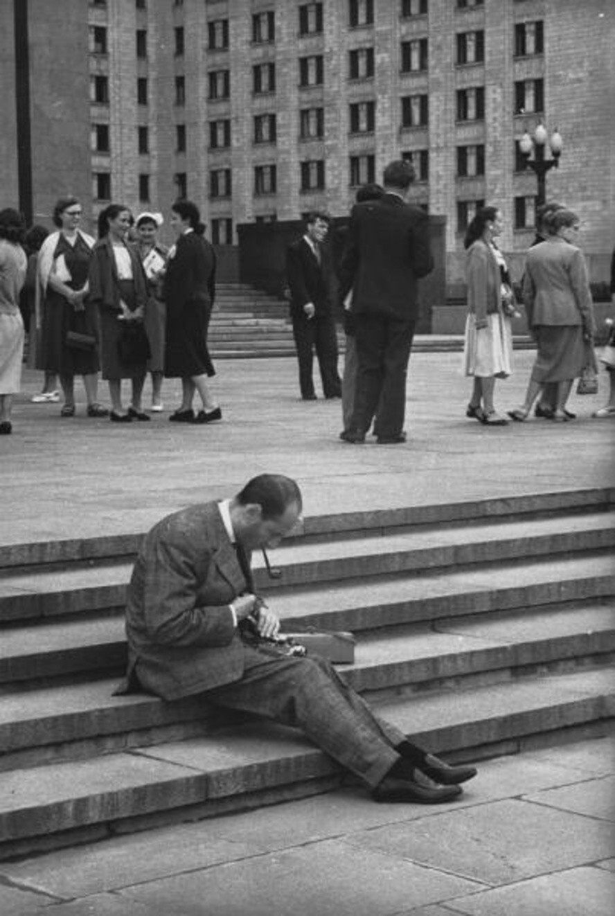 Перед фасадом МГУ. 1958 год. Автор: Всеволод Тарасевич.
