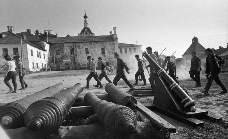 Студенты стройотряда МГУ на территории Соловецкого монастыря. 1967–1969 годы. Автор: Всеволод Тарасевич.