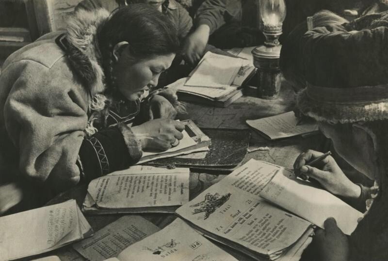 Юные алтайские студенты. 1933 год. Автор: Михаил Прехнер.