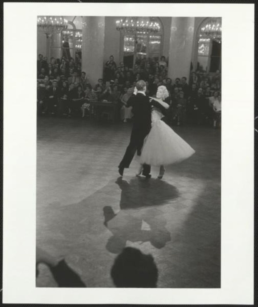 Московский фестиваль молодежи и студентов. Конкурс бального танца в Колонном зале Дома Союзов. 1957 год. Автор: Николай Лаврентьев.