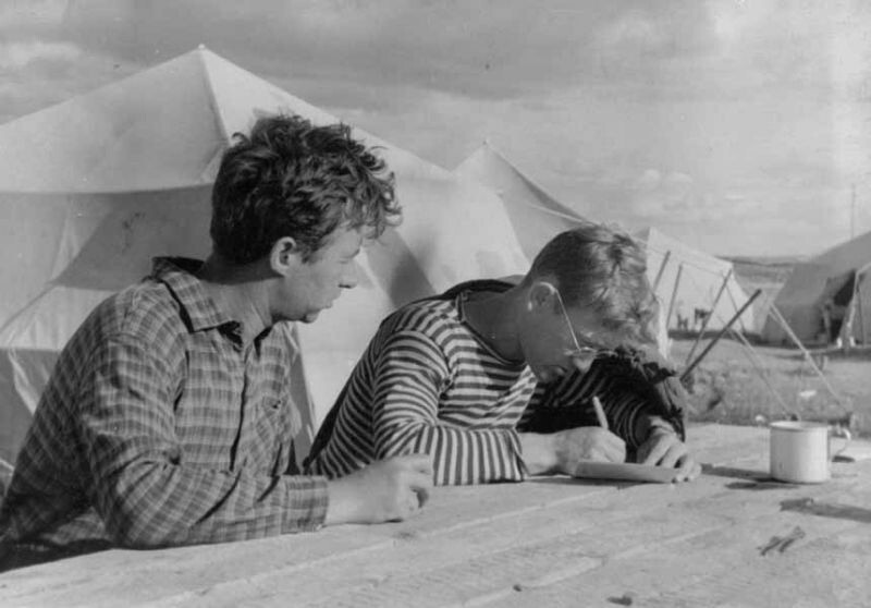 Л. Блохинцев и С. Федотов – руководители студентов московского университета, прибывших на стройку Череповецкой ГЭС. 1962 год. Автор: Г. Ефимовский. 