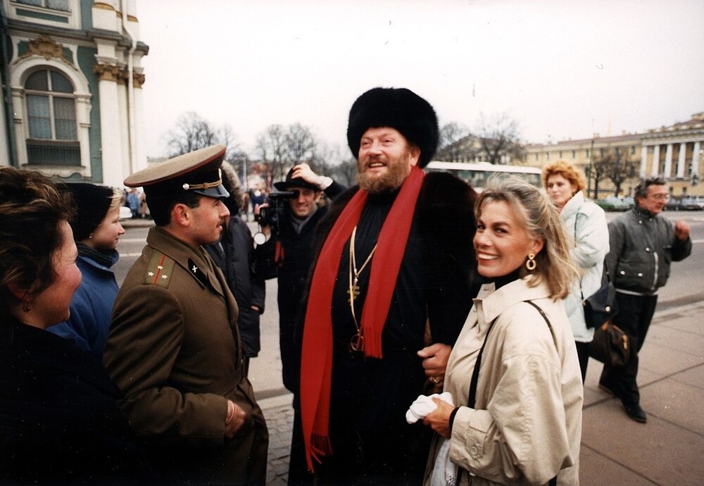 Оперный певец Иван Ребров (на самом деле немец Ханс-Рольф Рипперт, Ребров - его сценический псевдоним) приехал в Ленинград и с удовольствием позирует.