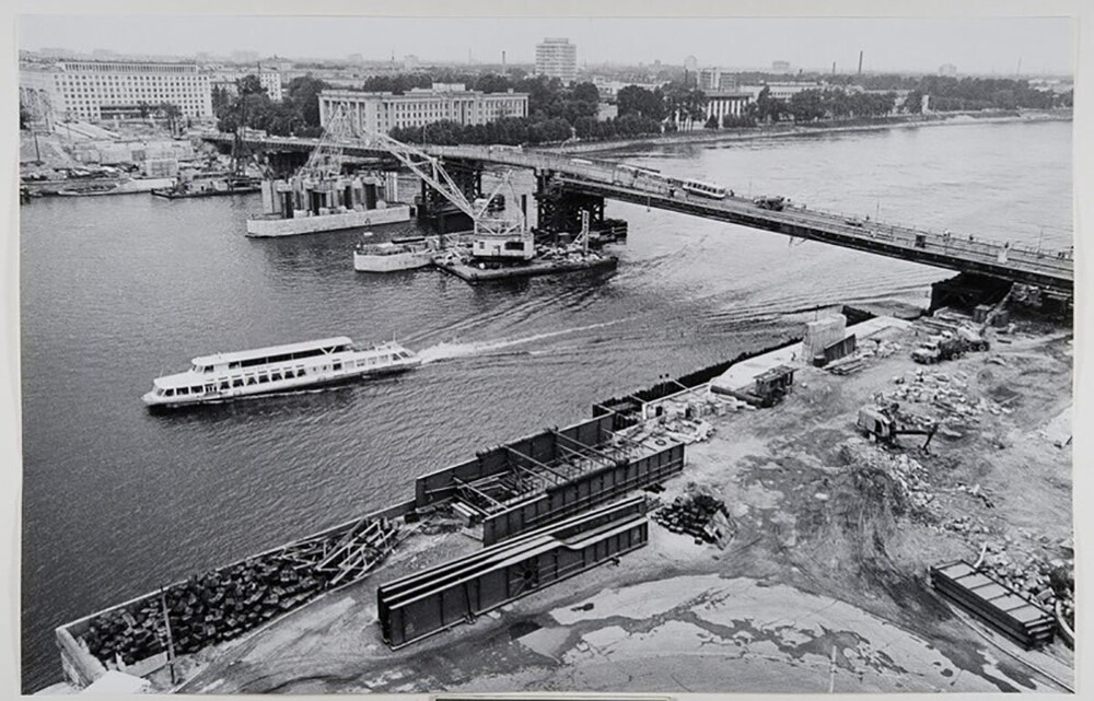 Володарский мост, который в те годы проходил масштабную реконструкцию.