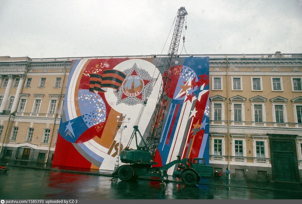 На Дворцовой площади монтируют транспарант ко Дню Победы