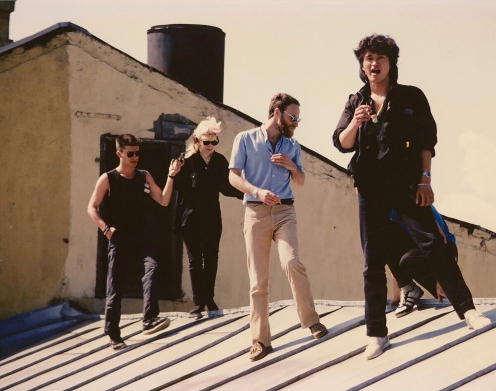 Виктор Цой, Джоанна Стингрей, Юрий Каспарян и музыкальный журналист Александр Кан на крыше дома