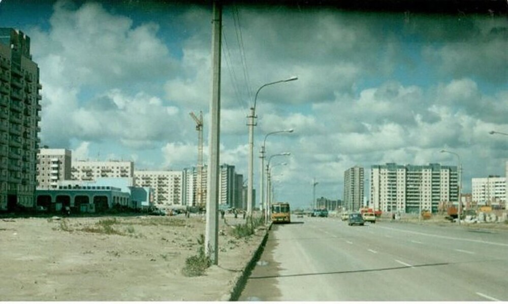 Новостройки Комендантского проспекта и "Голубой универсам" по адресу Комендантский проспект 24к1