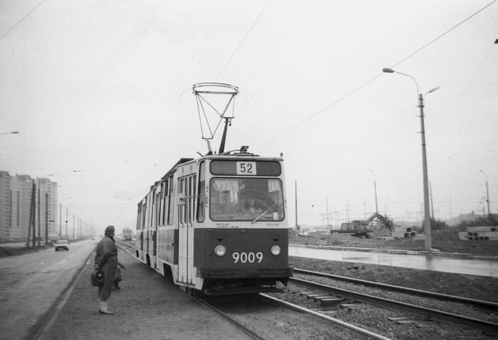 52 трамвай на улице Маршала Казакова.