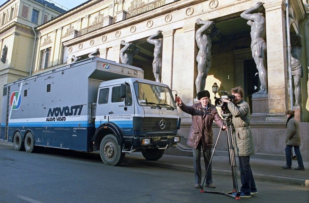 Передвижная видеостанция Агентства печати "Новости" ведёт съёмки на Миллионной улице, которая на тот момент ещё называлась улицей Халтурина.