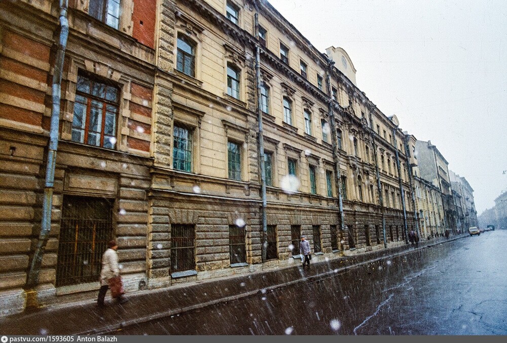 Ноябрь 1989 года, первый снег в Ленинграде. На фото - проспект Маклина, ныне Английский проспект.