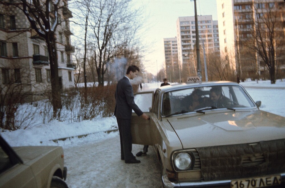 Утеплённая Волга-такси на Гаврской улице около дома номер 11.