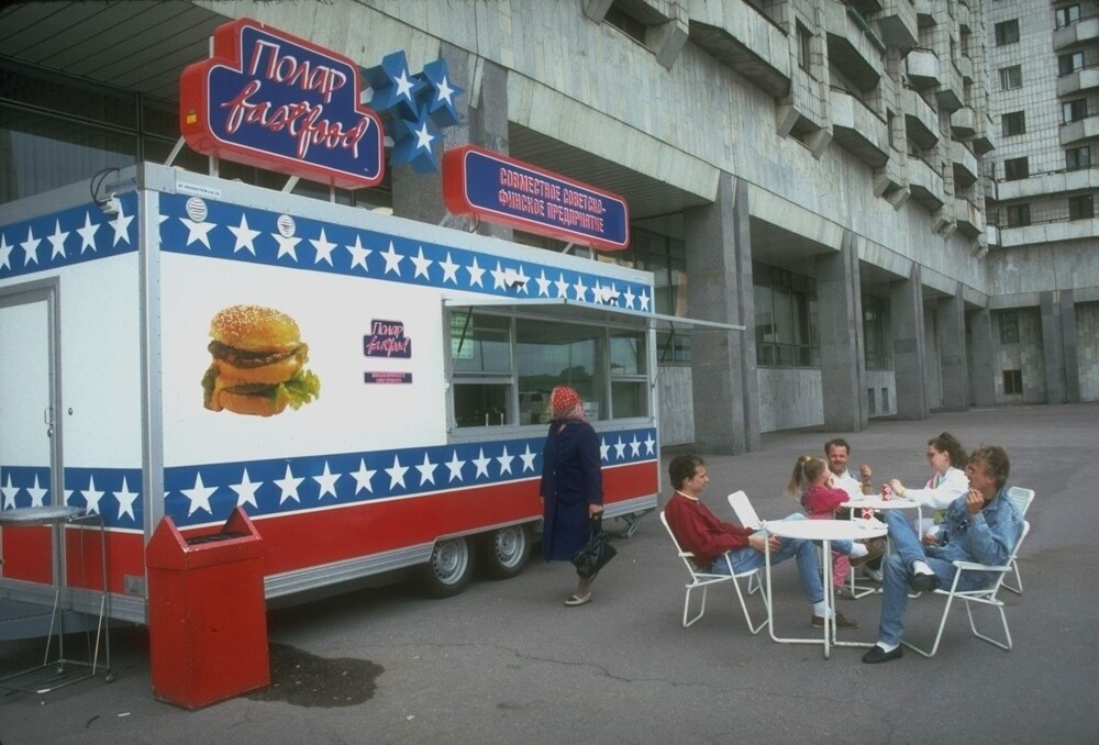 Совместный советско-финский фастфуд "Полар" около гостиницы "Прибалтийская".