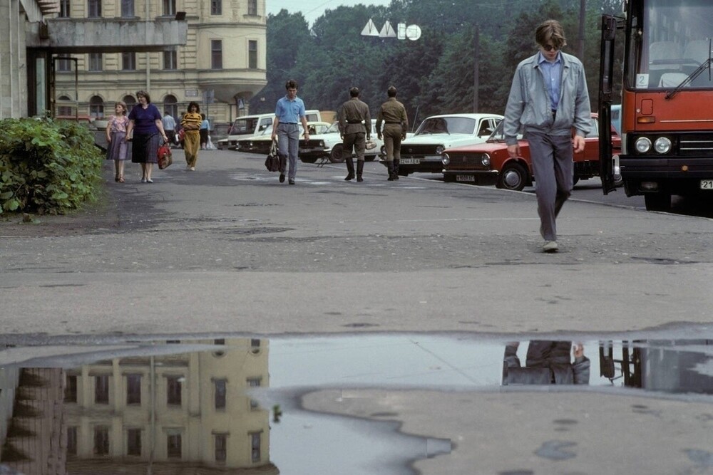 Возле ныне несуществующей гостиницы "Гавань" на Среднем проспекте Васильевского острова.