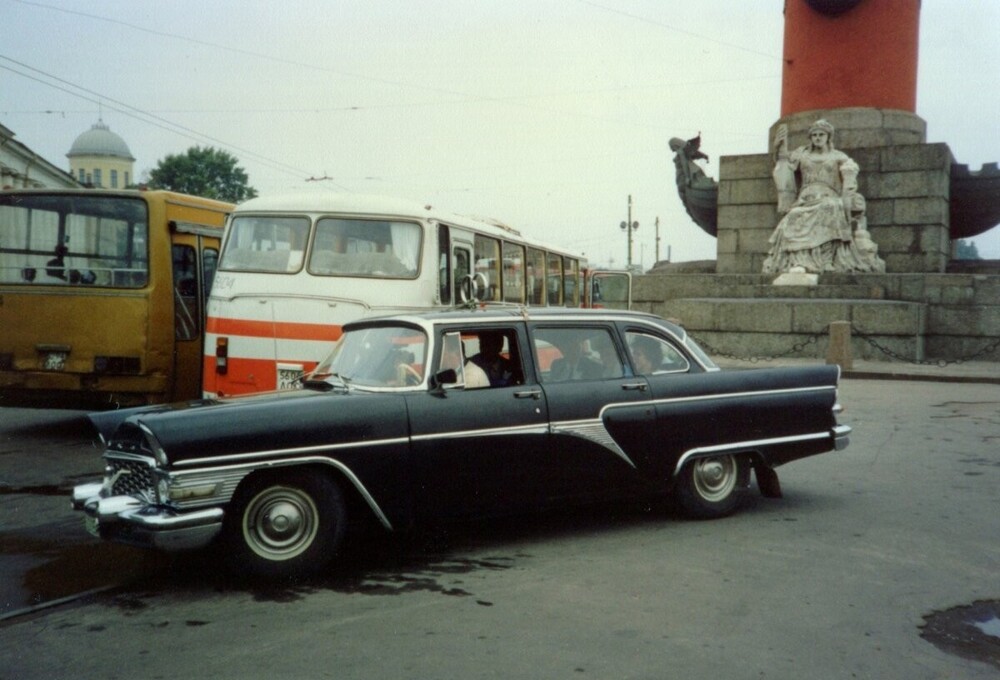 Стрелка Васильевского острова, свадьба, чёрная "Чайка". 