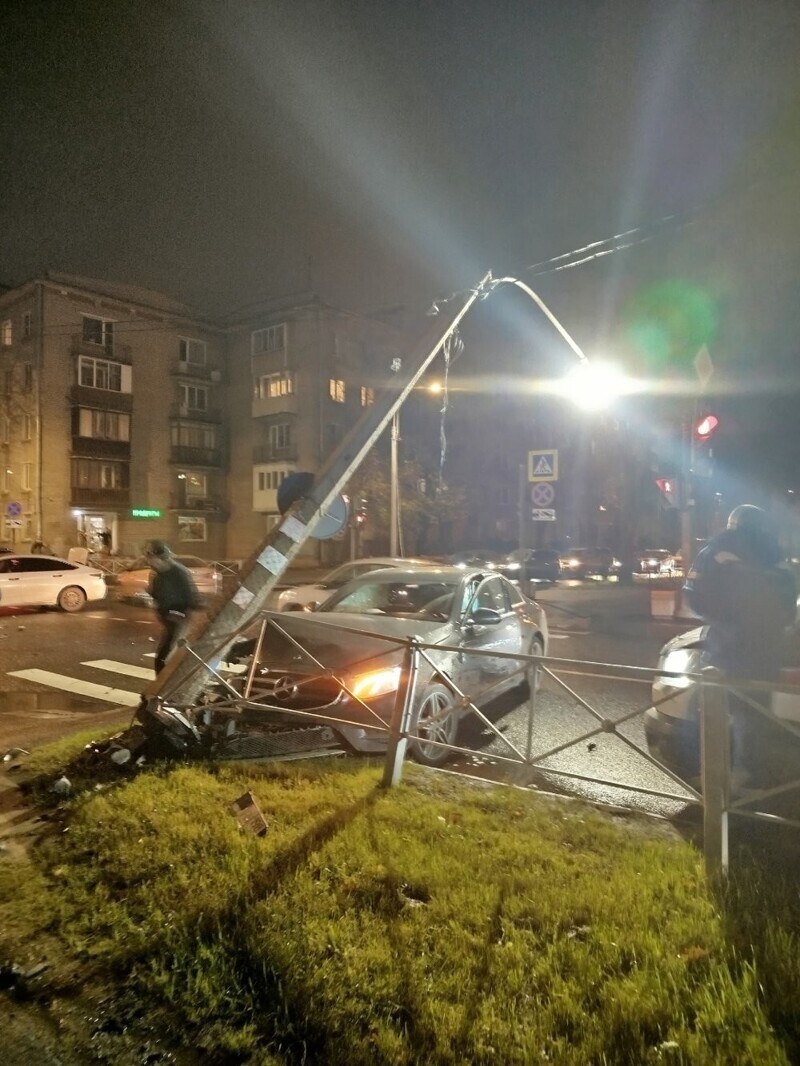 ДТП в Санкт-Петербурге "Даже столб нагнулся посмотреть"