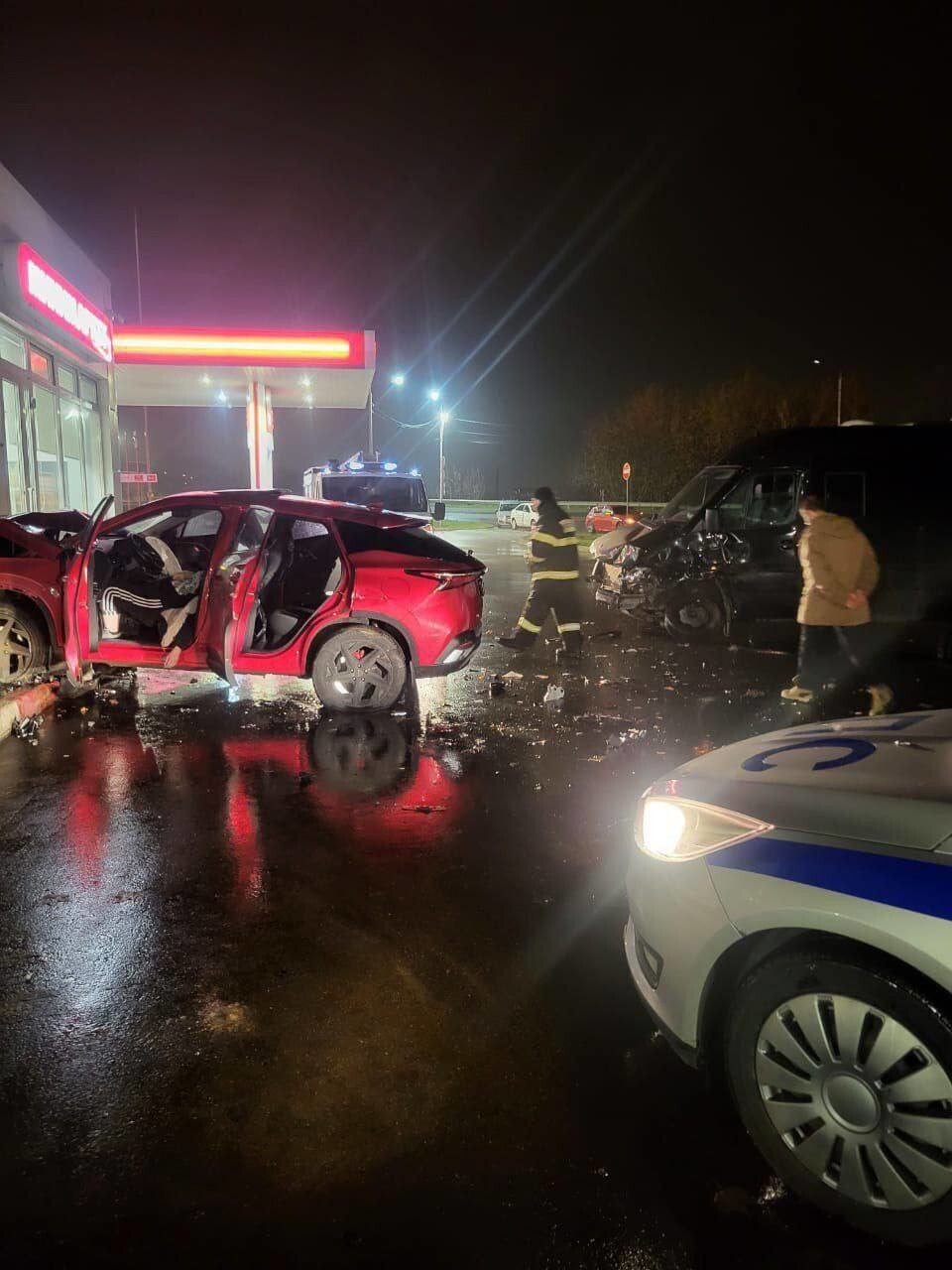 В Подмосковье девушка за рулём красной иномарки по неизвестной причине влетела в припаркованный авто