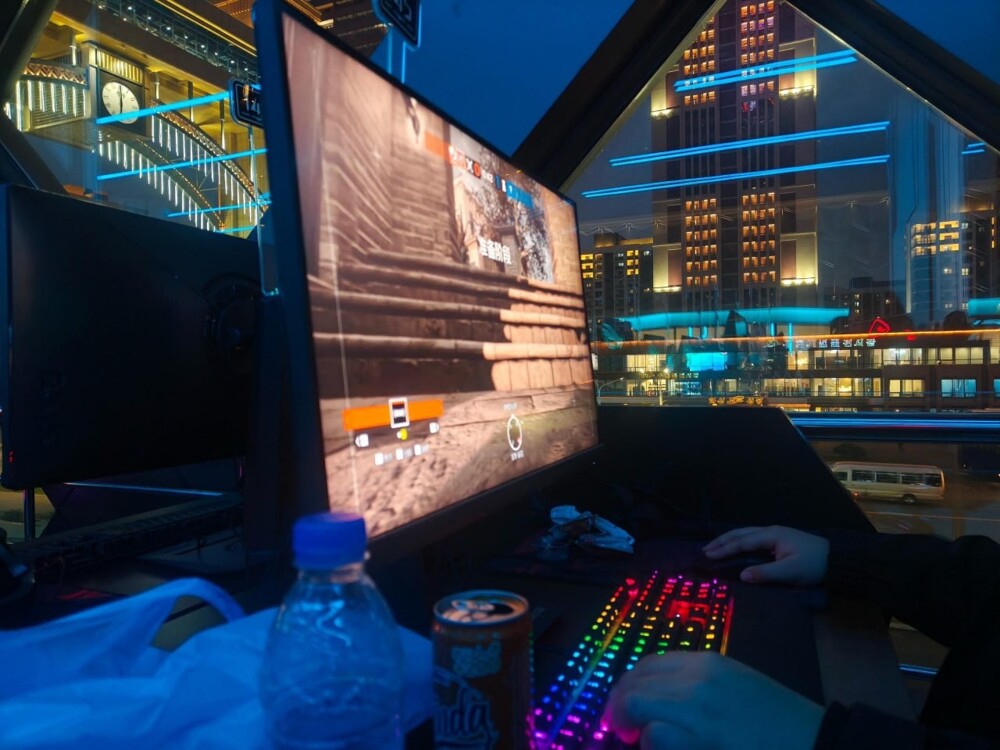 Блогер показала компьютерный клуб в Северной Корее, в котором можно поиграть в Dota 2