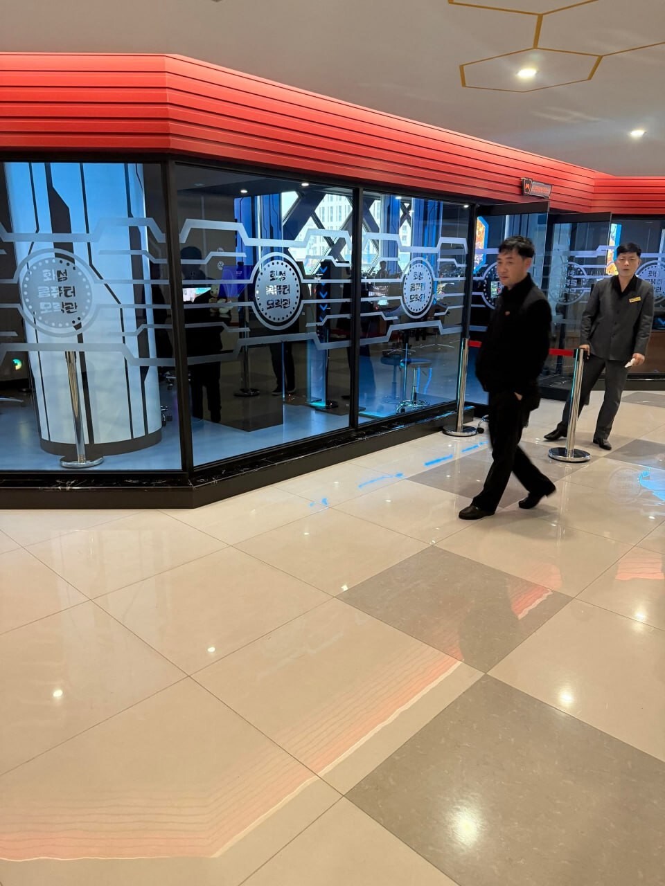 Блогер показала компьютерный клуб в Северной Корее, в котором можно поиграть в Dota 2