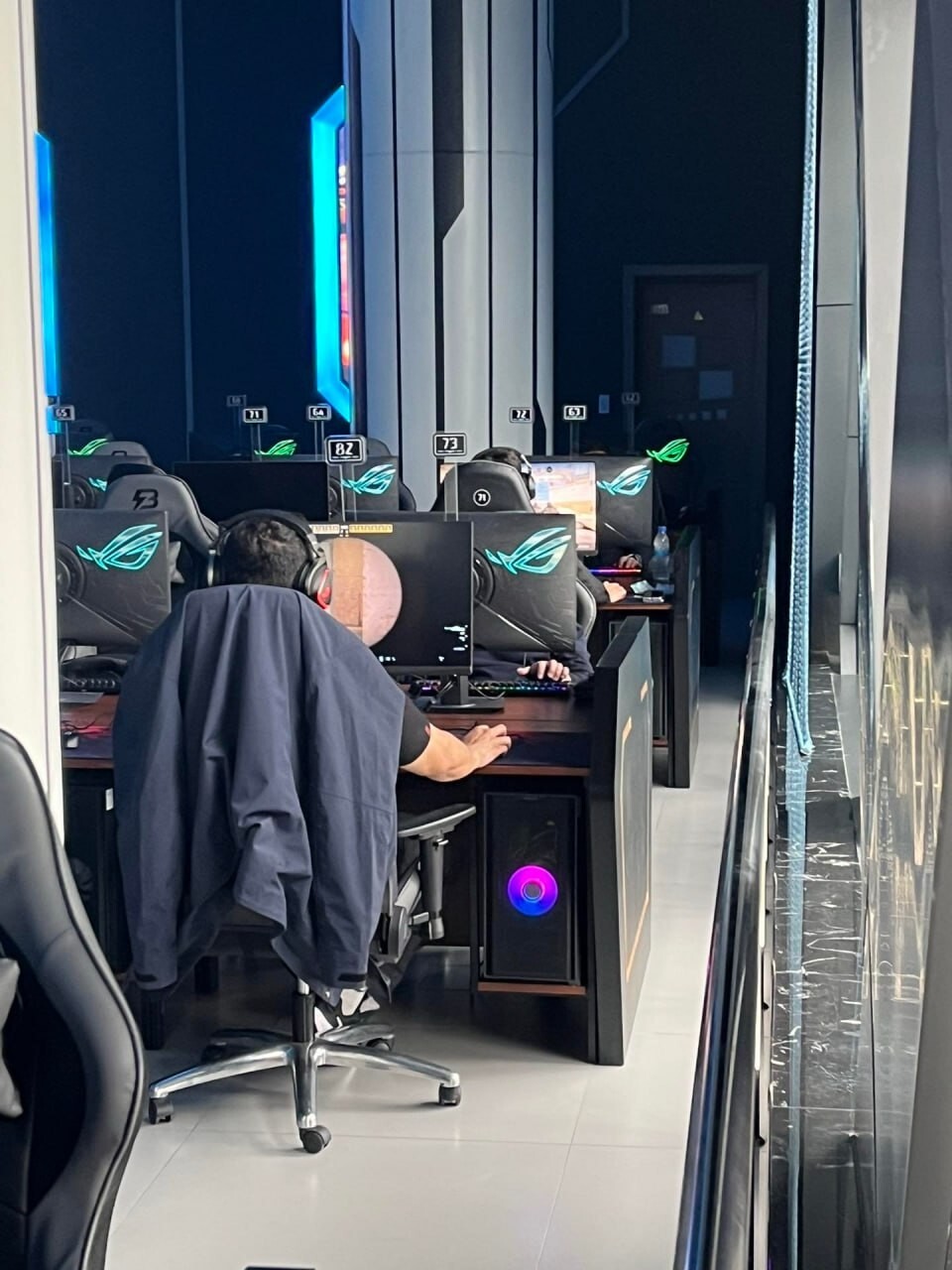 Блогер показала компьютерный клуб в Северной Корее, в котором можно поиграть в Dota 2