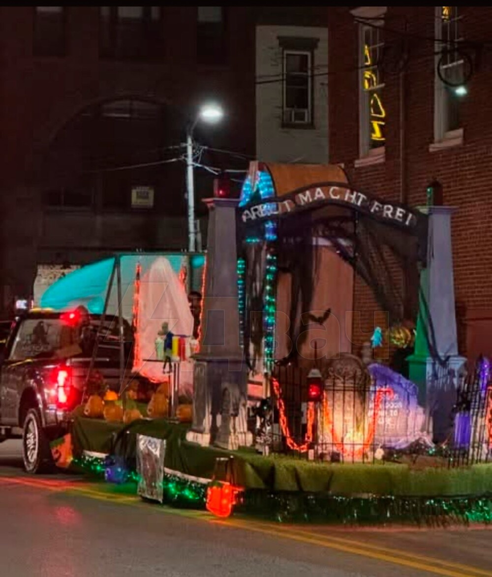 Католическая школа в Пенсильвании отметила Хэллоуин, использовав для оформления копию ворот в Аушвиц