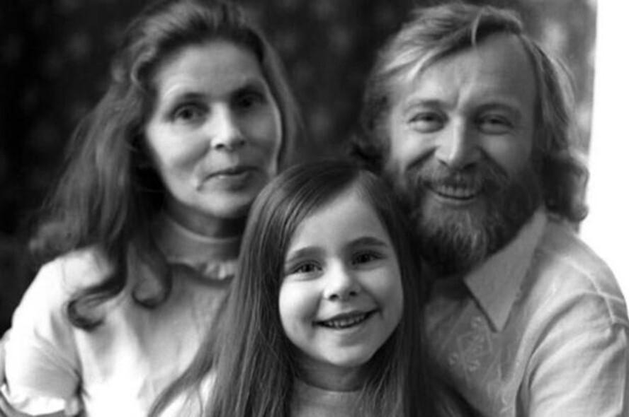 Иннокентий Смоктуновский с дочерью Марией и женой Суламифь Кушнир