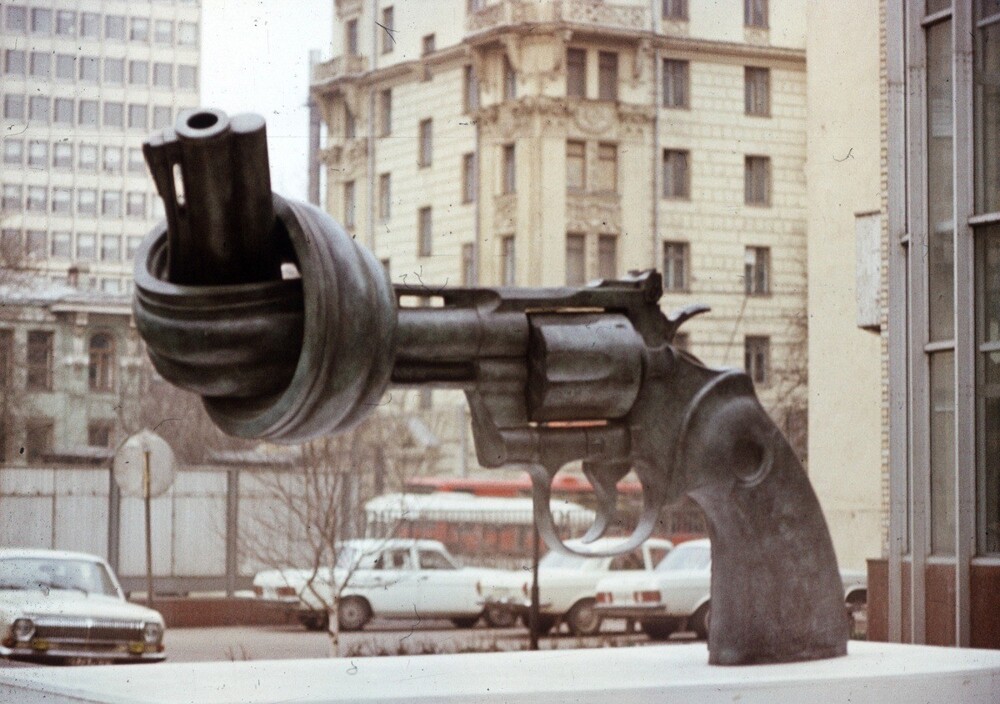 Вот такой необычный памятник под называнием "Нет насилию" можно было увидеть в Москве конца восьмидесятых на проспекте Мира.