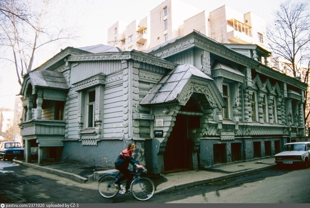 Полюбуемся на Дом Пороховщикова в Староконюшенном переулке.