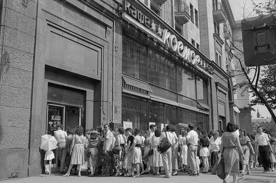 Огромная очередь в кафе "Космос" на улице Горького (современная Тверская).