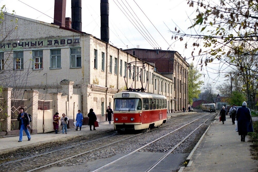 Трамвай в Холодильном переулке у Плиточного завода, неподалёку от станции метро "Тульская".