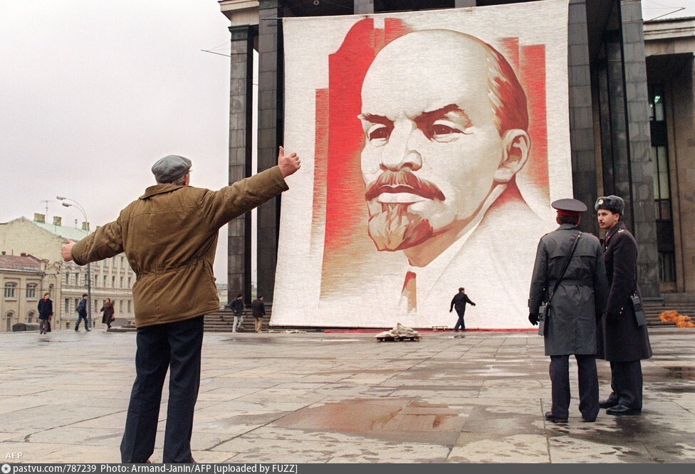 На здание государственной библиотеки СССР имени Ленина вешают, огромный портрет самого Ильича. 