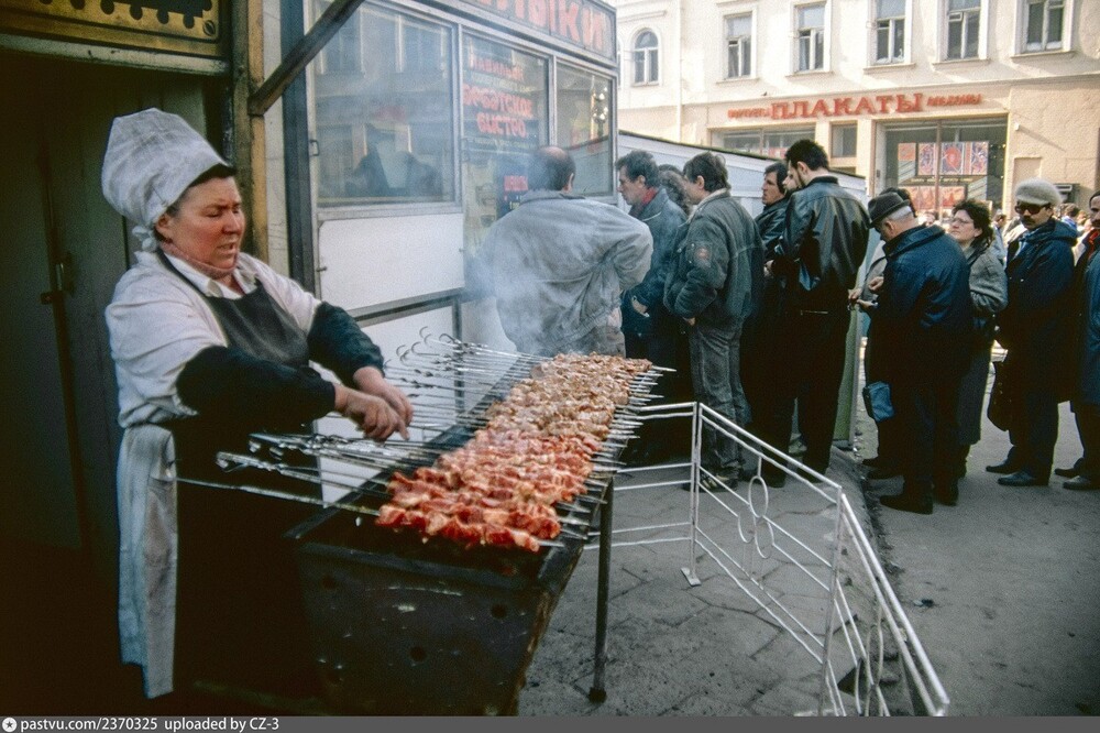 Ещё один снимок с Арбата. Шашлычок жарили прямо там