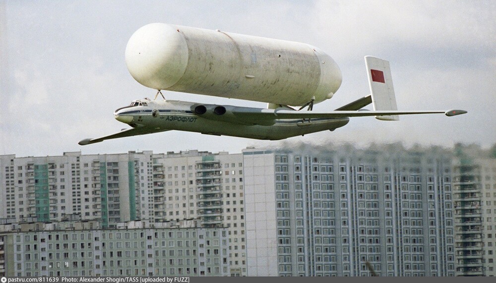 Тяжелый транспортный самолет ВМ-Т «Атлант» с макетом водородного блока для ракеты-носителя «Энергия» взлетает с Тушинского аэродрома.
