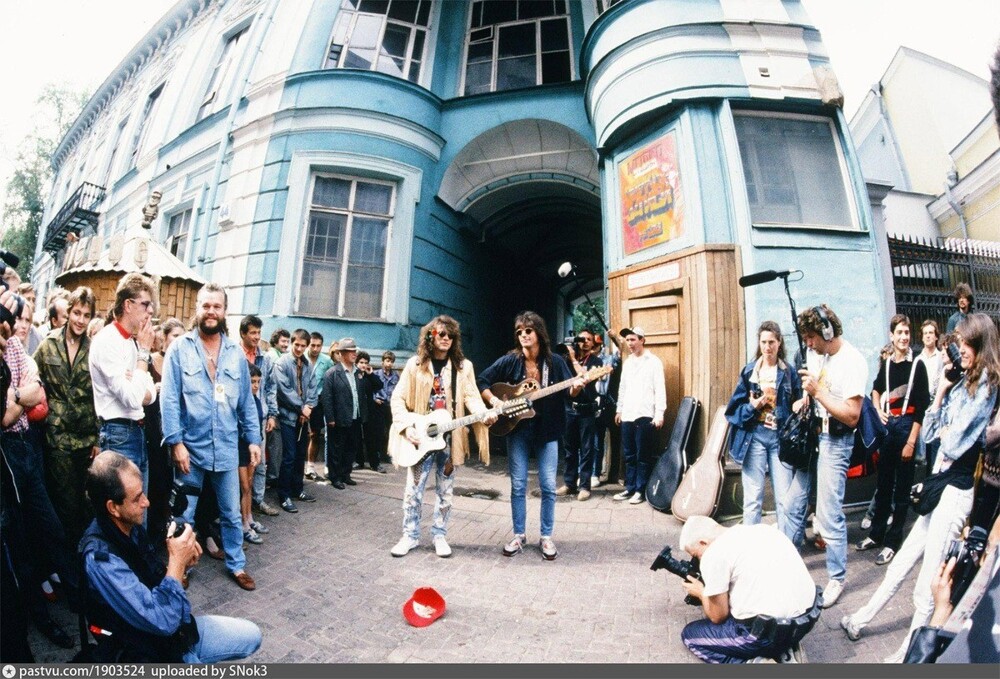 Да и не только шашлычком можно было полакомиться, но и попасть на концерт Bon Jovi. Сейчас кому скажешь, что Bon Jovi на Арбате выступал - не поверят