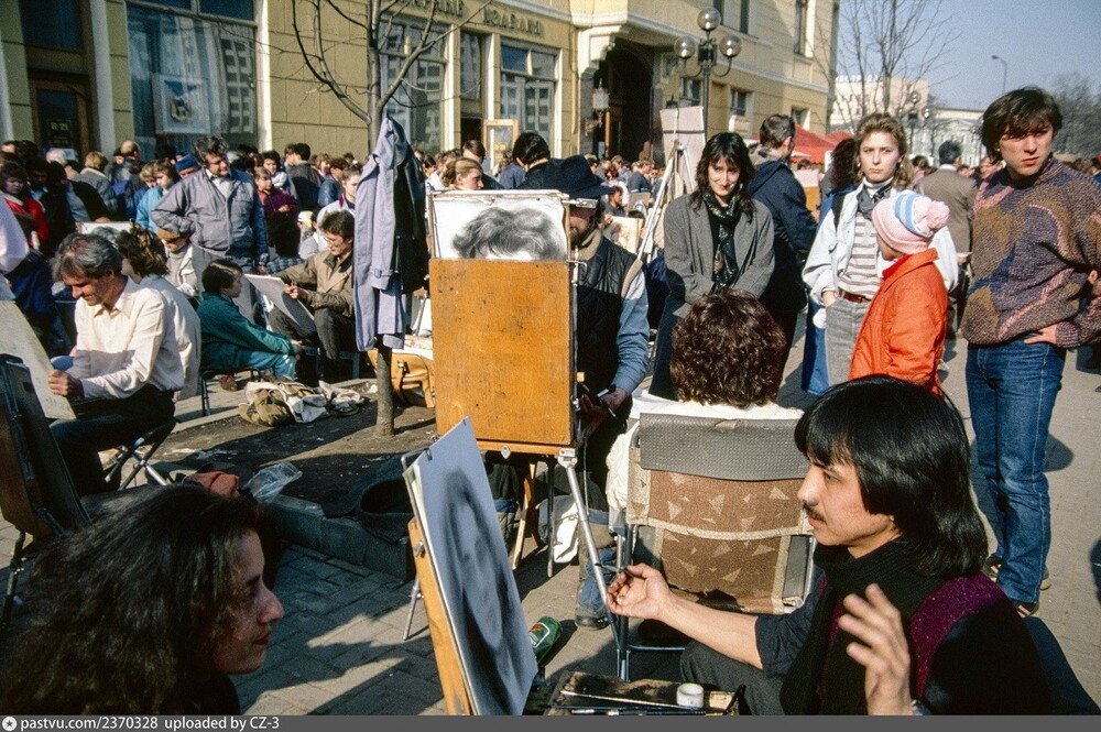 На Арбате суета, а у уличных художников - ажиотаж.