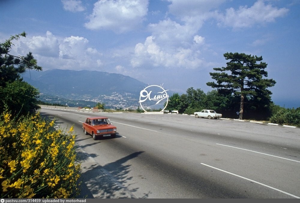 Южнобережное шоссе на въезде в Ялту.