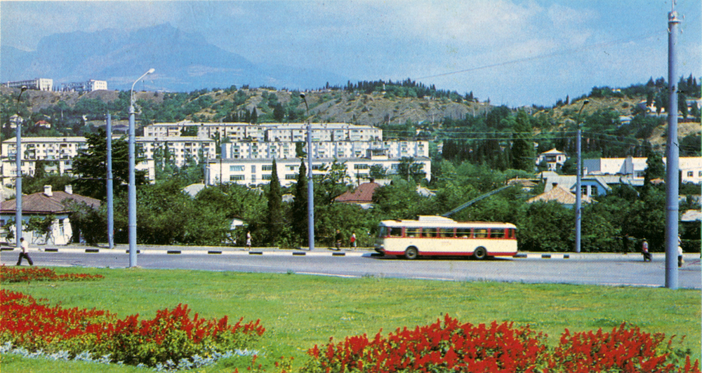 Алушта. Вид на застройку города от автовокзала. Само собой, без знаменитого крымского троллейбуса не обошлось.