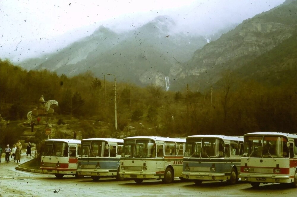 Автобусная стоянка у Поляны Сказок в Ялте. 5 львовских красавцев как на подбор.