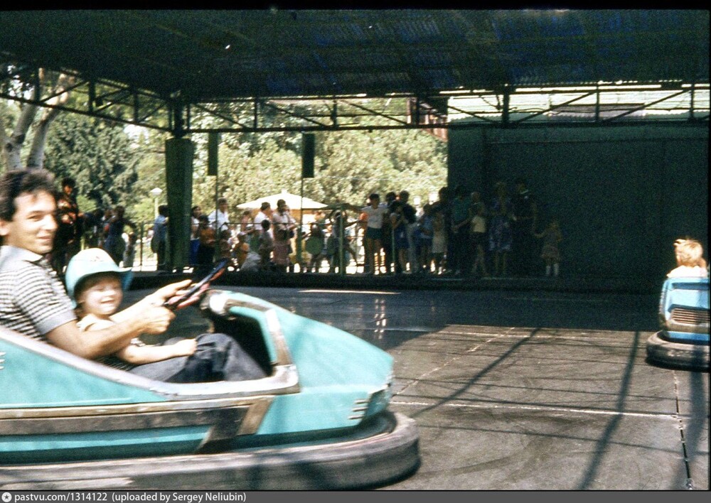 Катание на детских аттракционах в Феодосии.