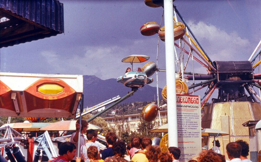 И вновь ялтинская набережная (ну а что поделать, это же главный курорт Крыма!) и аттракционы "Телекомбат" (слева) и "Турбо" (справа).