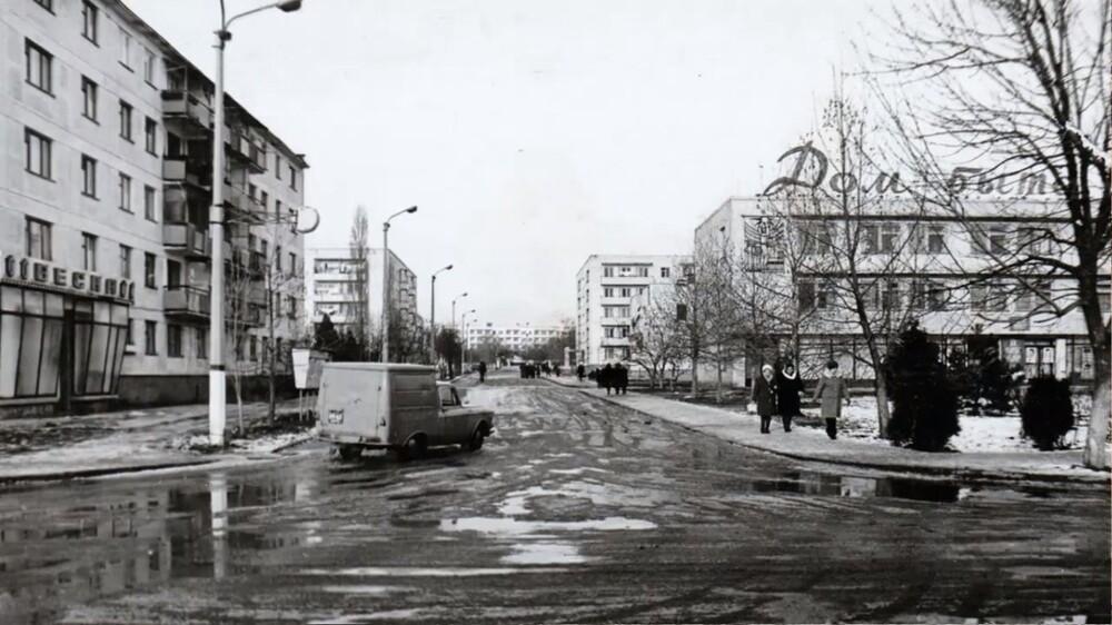 В Крыму бывает не только лето, вы же это помните? Вот типичное межсезонье. На фото - угол улиц Курортной и Кузнецова в городе Саки