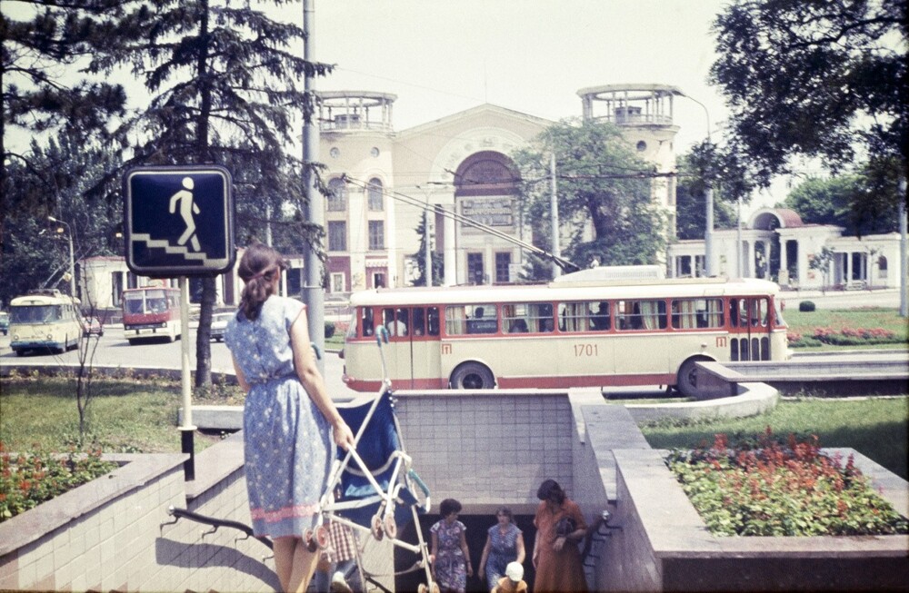 Из Севастополя отправляемся в Симферополь, чтобы посмотреть на Советскую площадь и подземный переход под ней. 