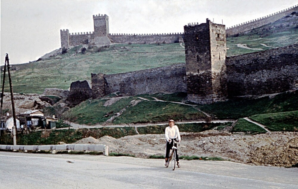Велосипедист на фоне Генуэзской крепости в Судаке.
