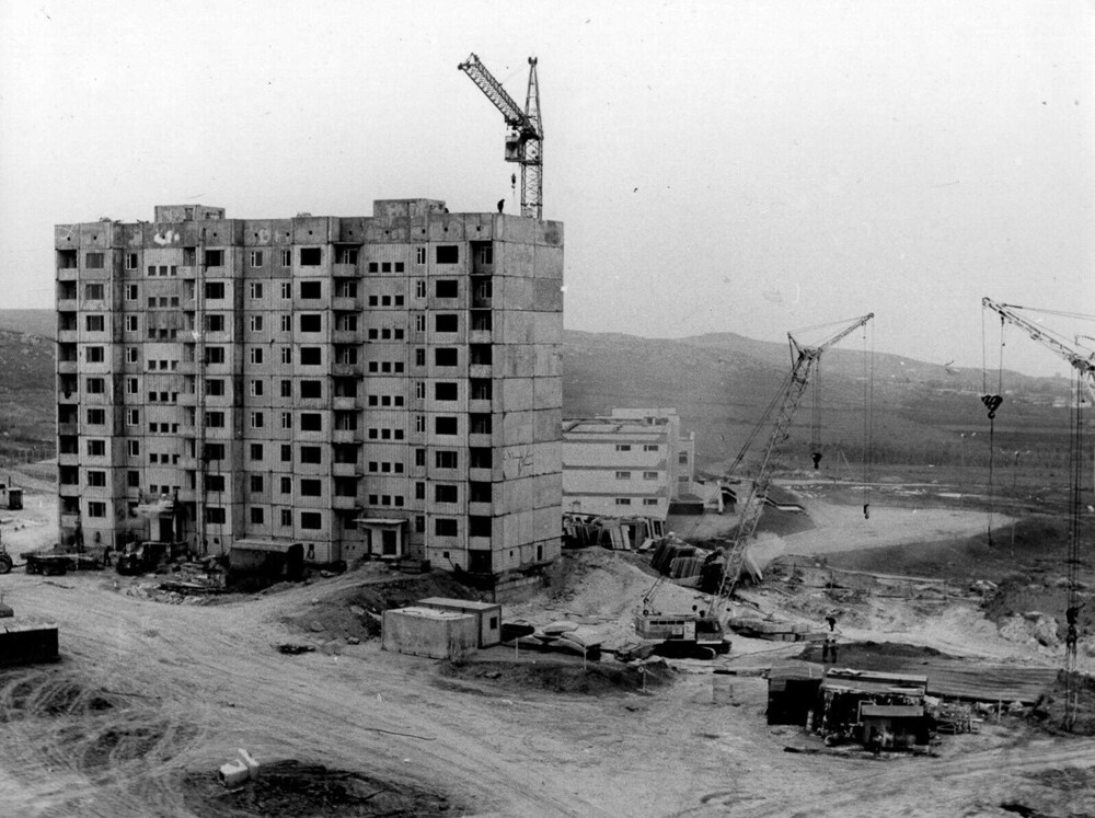 Идёт глобальная застройка Щёлкино. Тогда здесь предполагалось строительство Крымской АЭС (и вовсю велось), но все планы изменил Чернобыль..