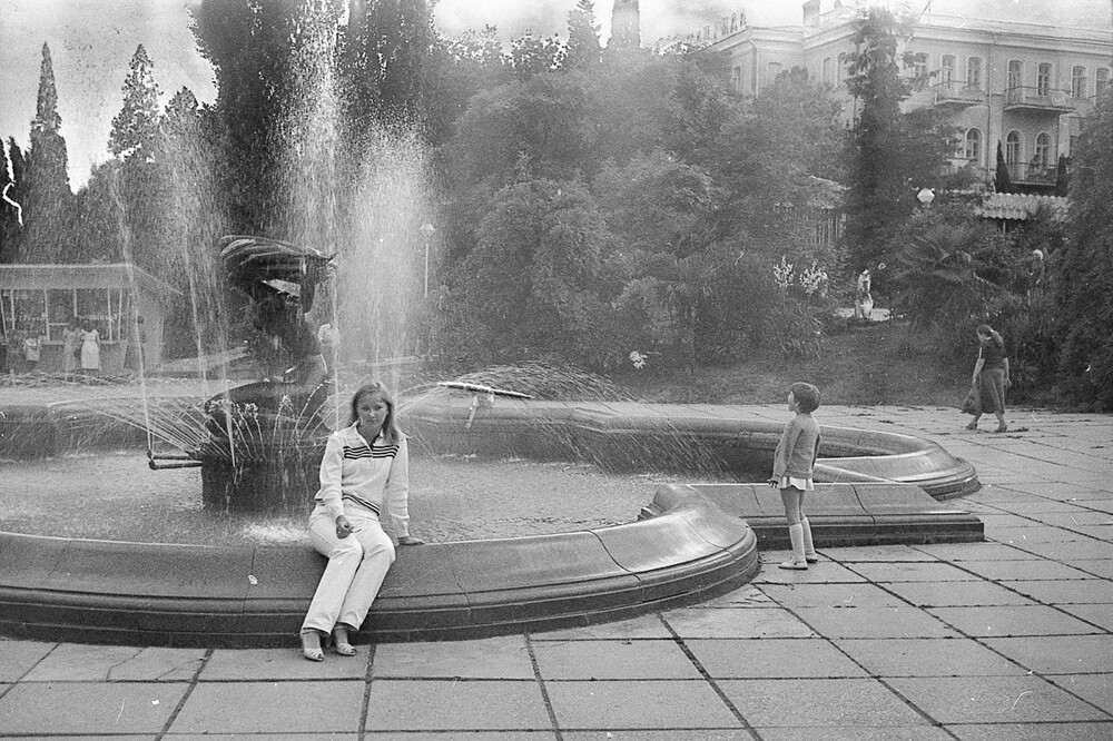 Начнём нашу прогулку с Ялты и фонтана "Юность", что расположен на набережной.