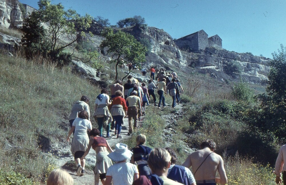 Группа туристов поднимается к пещерному городу Чуфут-кале.
