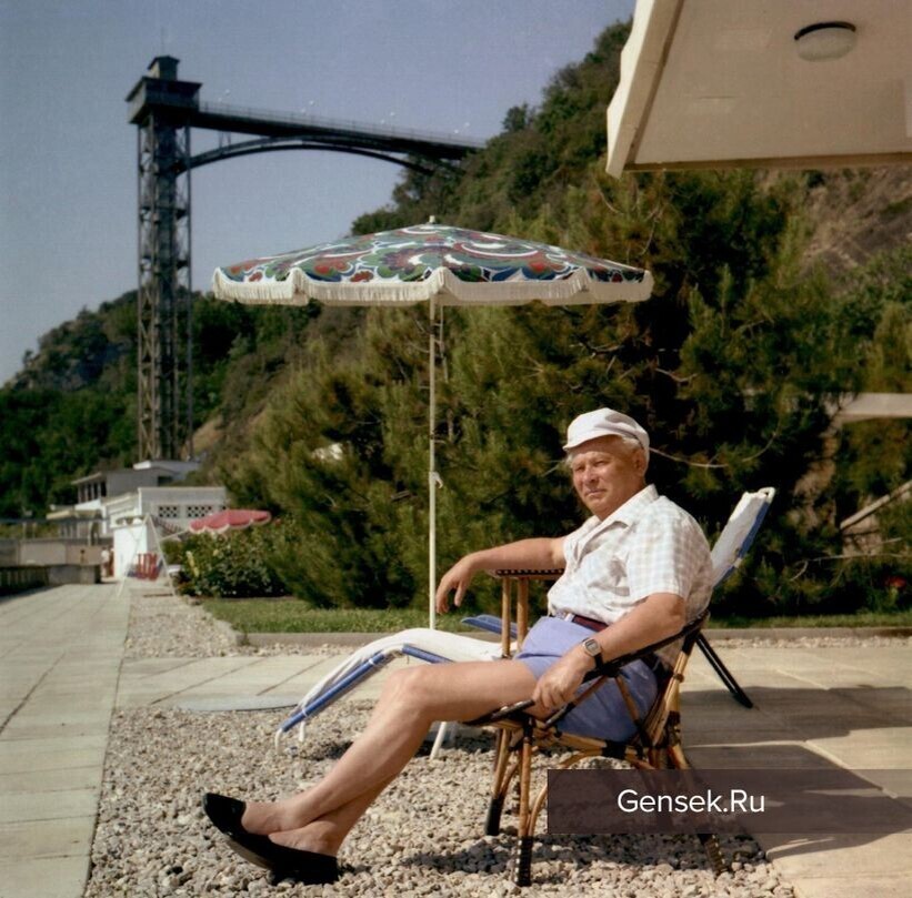 Унас была целая серия фотографий, посвящённых отдыху  Леонида Ильича в Крыму. Что ж, после Леонида Ильича наступила очередь Константина Устиновича.