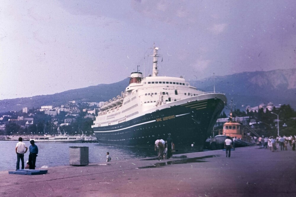 Уезжать из Ялты пока не будем, а лучше полюбуемся на огромный теплоход "Тарас Шевченко", который пришвартовался в ялтинском порту.