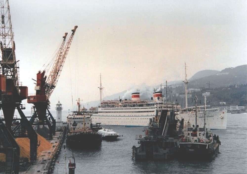 В Ялту заходит здоровенный пароход "Адмирал Нахимов". 