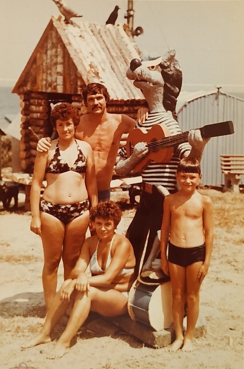 Семейное фото на базе отдыха "Прибой" недалеко от Керчи.