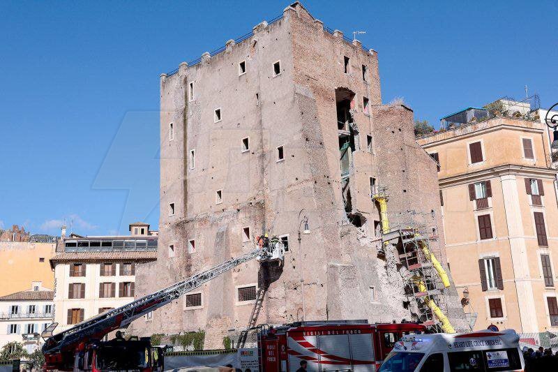 В центре Рима обрушилась часть исторической башни