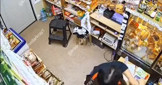 В Краснодаре неадекват дважды кинул стеклянную бутылку в голову продавщицы магазина 